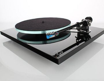 Rega Planar 3 Turntable Gloss Black