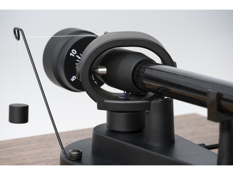 Pro-Ject Debut Carbon Classic Turntable with Ortofon 2M Red Cartridge - Black - Image 6