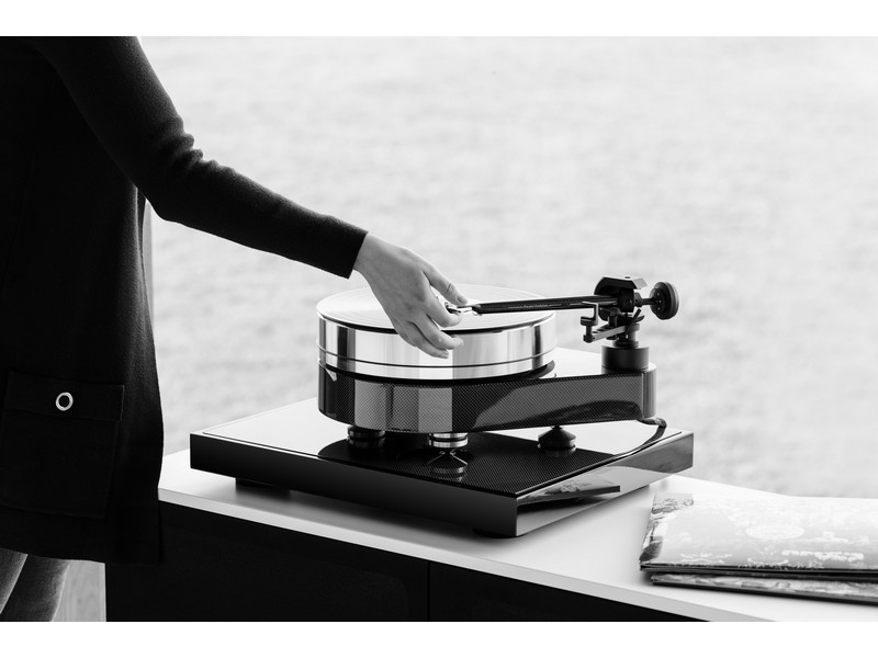 Pro-Ject RPM 10 Carbon Turntable with Ground It Carbon Isolation Base - Image 3