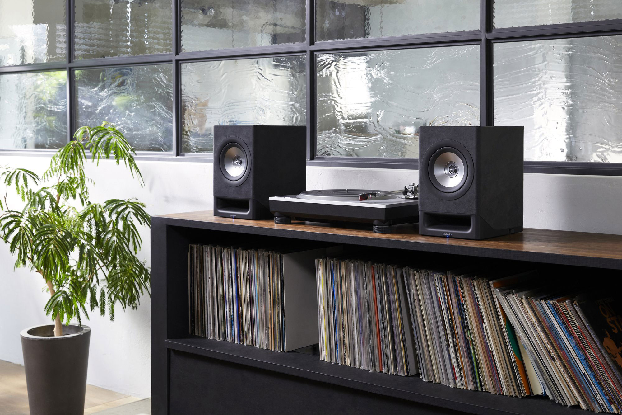 SC-CX700 Charcoal Black Lifetyle
